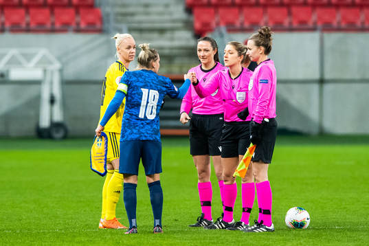 Caroline Seger of Sweden and Dominika Škorvánková of