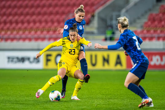 Filippa Angeldal of Sweden and Dominika Škorvánková of