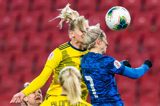 Stina Blackstenius of Sweden and Patricia Fischerová of