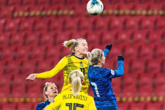 Stina Blackstenius of Sweden and Patricia Fischerová of