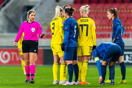 Referee Karoline Wacker talks to Alexandra Bíróová of