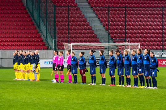 Players of Sweden and of Slovakia