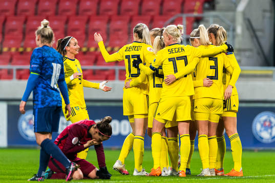 Players of Sweden celebrate with Fridolina Rolfö