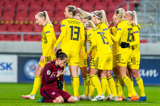 Players of Sweden celebrate with Fridolina Rolfö