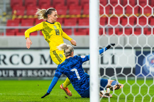 Fridolina Rolfö of Sweden scores 0-3 behind Patricia