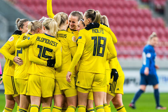 Players of Sweden celebrate with Jonna Andersson