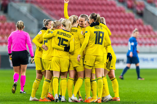 Players of Sweden celebrate with Jonna Andersson