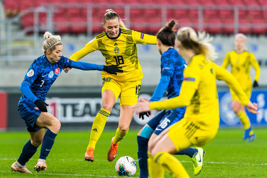 Patricia Fischerová of Slovakia and Fridolina Rolfö of