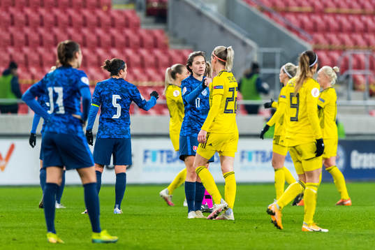 Mariá Mikolajová of Slovakia and Olivia Schough of Sweden