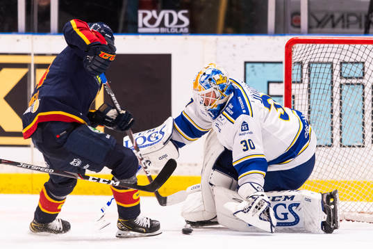 Djurgårdens Tom Wandell och Leksands målvakt Janne Juvonen
