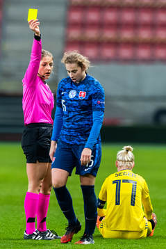 Referee Karoline Wacker gives a yellow card to Laura