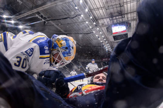 Djurgårdens Tom Wandell kolliderar med Leksands målvakt