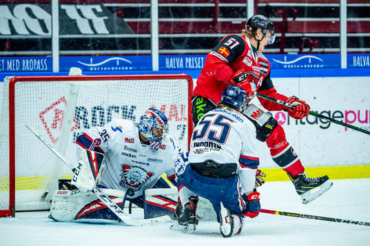 Malmö Redhawks Emil Sylvegård mot Linköpings målvakt