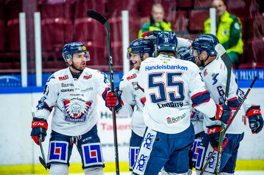 Linköpings Niko Ojamäki jublar med lagkamraterna
