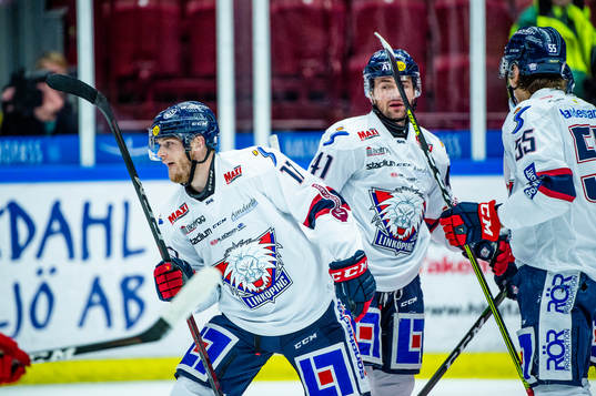 Linköpings Niko Ojamäki jublar med lagkamraterna