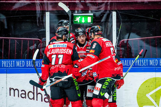 Malmö Redhawks Carl Persson jublar med lagkamraterna