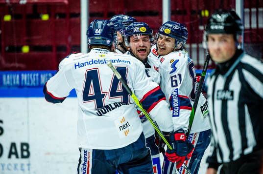 Linköpings Broc Little jublar med lagkamaretern