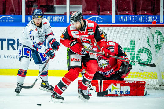 Linköpings Niko Ojamäki mot Malmö Redhawks Jan-Mikael