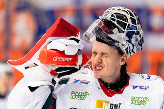 Frölundas målvakt Johan Mattsson häller vatten i ansiktet