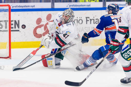 Frölundas målvakt Niklas Rubin och Växjös Emil Forslund
