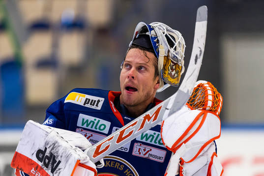 Växjös målvakt Viktor Fasth jublar