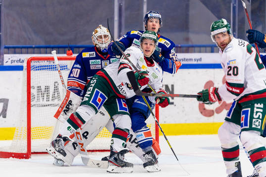 Frölundas Max Friberg framför Växjös målvakt Viktor