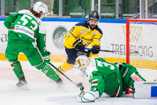 s Linus Fröberg oroar mot Rögles Moritz Seider och
