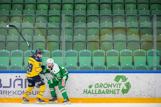 s Johannes Kinnvall och Rögles Taylor Matson i kamp om