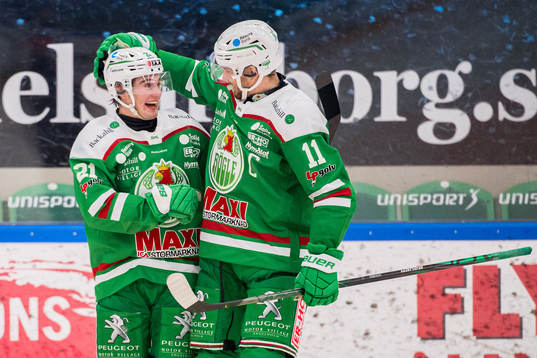 Rögles Nils Höglander jublar med Mattias Sjögren
