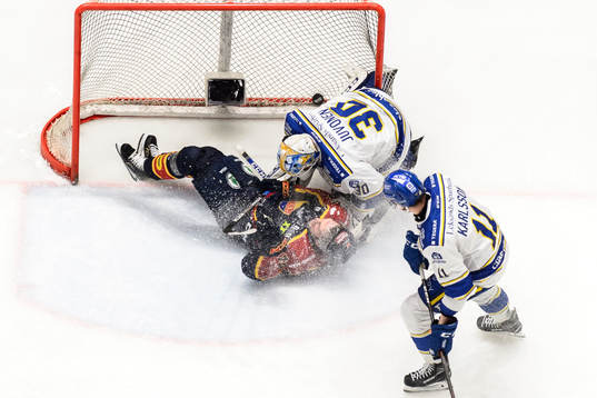 Djurgårdens Tom Wandell kolliderar med Leksands målvakt