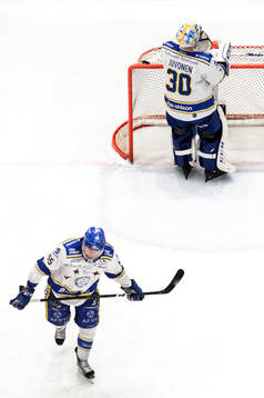 Leksands Jonas Ahnelöv och målvakt Janne Juvonen deppar