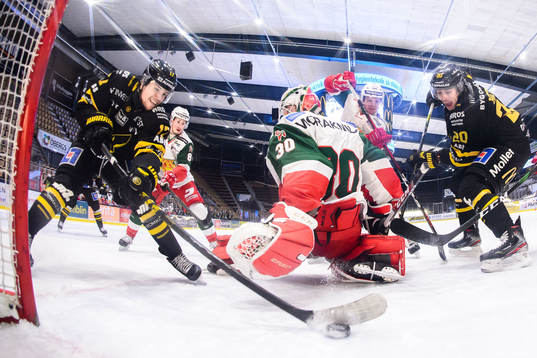 Västerås William Wikman gör 3-0 bakom Moras målvakt