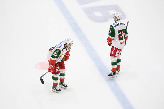 Moras Johan Persson och Isac Andersson delar