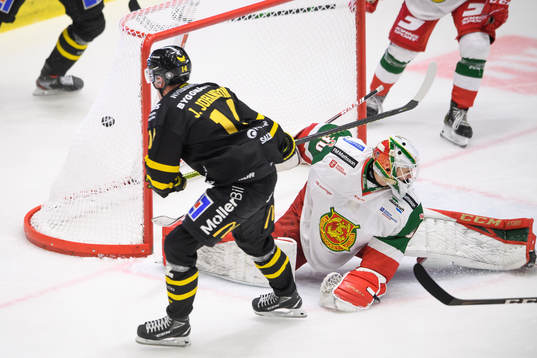 Västerås Jesper Johansson för 4-0 bakom Moras målvakt