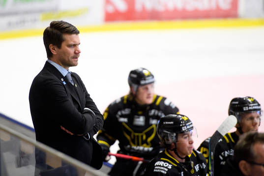 Västerås tränare Thomas Paananenunder ishockeymatchen i