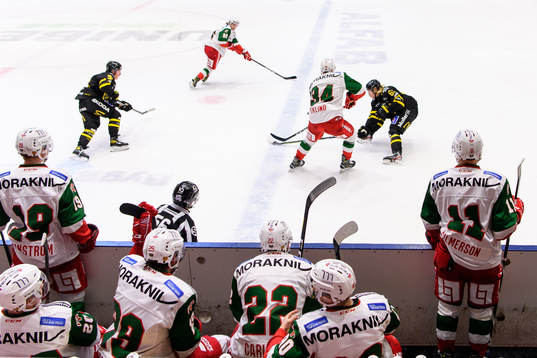 Moras avbytare ser på Moras Oscar Eklind och Västerås