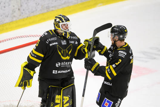 Västerås målvakt Emil Kruse och August Nilsson jublar