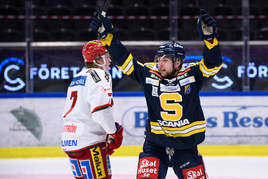 Södertäljes Emil Alba jublar