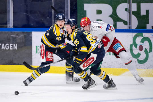 Södertäljes Nick Olesen mot Modos Magnus Häggström