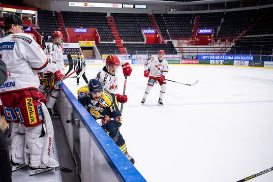 Södertäljes Evan Bouchard och Modos Patrik Karlkvist