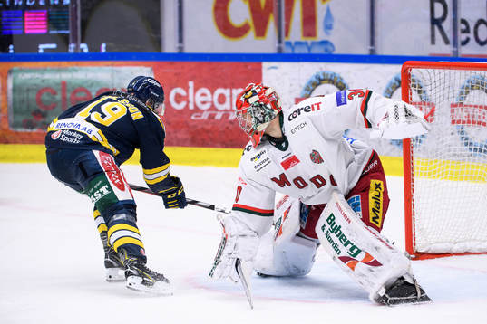 Södertäljes Lucas Carlsson och Modos målvakt Anthony