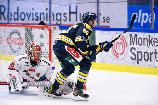 Modos målvakt Anthony Peters och Södertäljes Ludwig