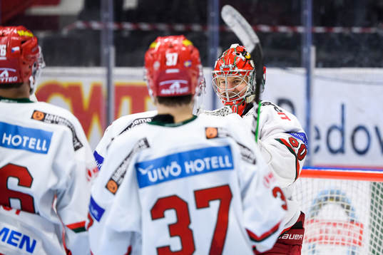 Modos målvakt Anthony Peters jublar