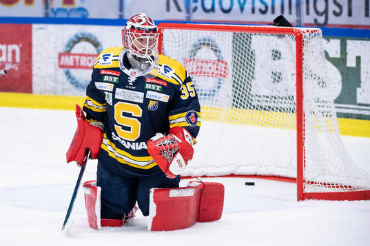 Södertäljes målvakt Filip Gustavsson deppar