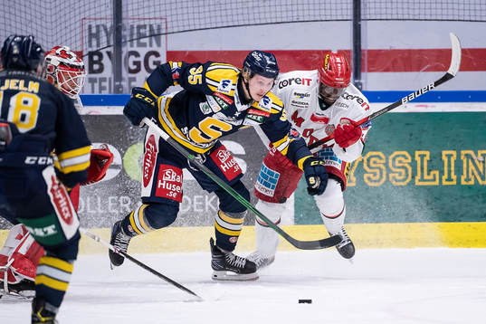 Södertäljes Nick Olesen och Modos Edwin Hedberg
