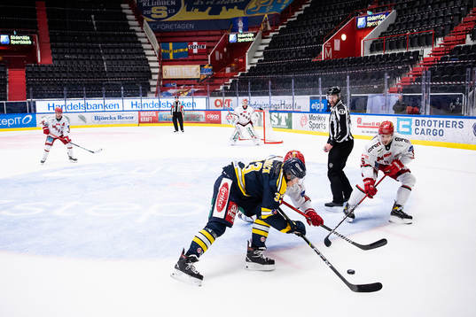 Södertäljes Måns Lindbäck och Modos Frank Corrado