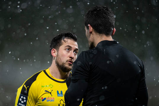 Gustav Hillstedt och domare Fikret Buqa
