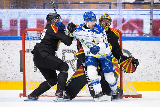 Leksands Oskar Lang oroar framför Brynäs Tom Hedberg och