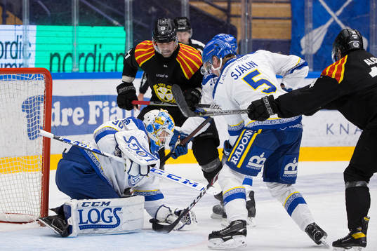 Leksands målvakt Janne Juvonen med en räddning framför