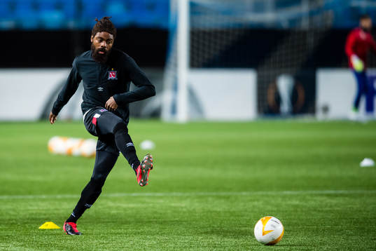 Nathan Oduwa of Dundalk warms up
